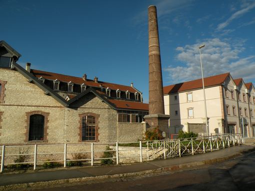  batiments industriels et cheminée en brique